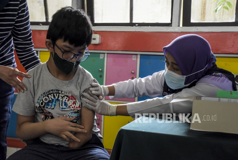 Vaksinator menyuntikkan vaksin Covid-19 ke siswa di SD BPI Bandung, Jalan Halimun, Kota Bandung, Rabu (22/12). WHO menilai program booster di sejumlah negara bakal memperdalam ketimpangan distribusi vaksin dan berisiko memperpanjang pandemi.