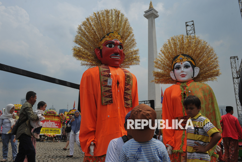 Warga berkunjung saat gelaran Lebaran Betawi 2025 di kawasan Monumen Nasional, Jakarta, Sabtu (26/4/2025). 