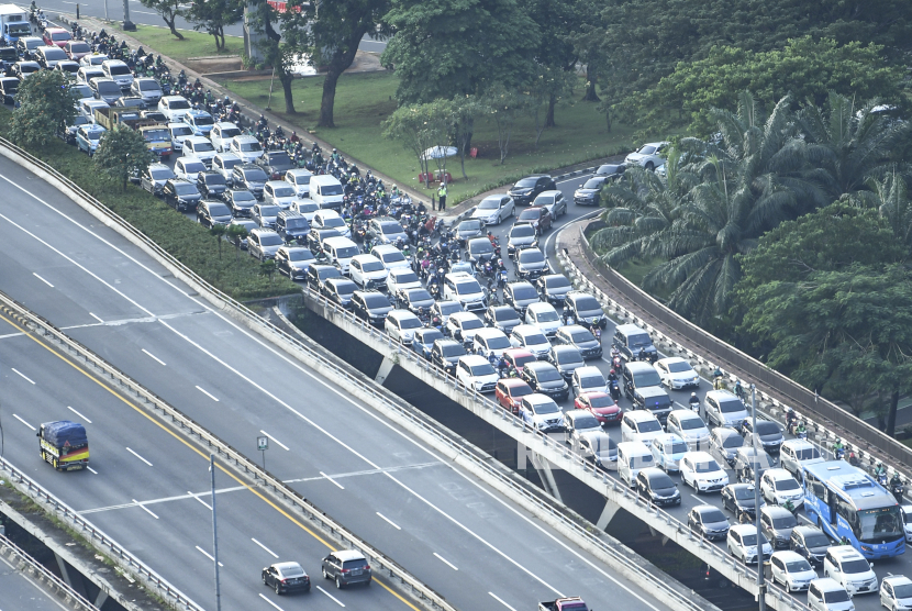 Sejumlah kendaraan memadati ruas jalan di kawasan Semanggi, Jakarta, Selasa (19/5/2020). Meski masa pembatasan sosial berskala besar (PSBB) masih berlangsung, sejumlah warga dengan kendaraannya mulai memadati lalu lintas Ibukota