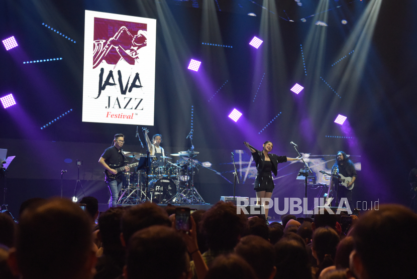 Penyayi Ziva Magnolya tampil berkolaborasi dengan musisi Yamaha Music Project pada hari kedua BNI Java Jazz Festival 2022 di JIExpo Kemayoran, Jakarta, Sabtu (28/5/2022) malam. Bersama Lyodra dan Tiara Andini, Ziva membawakan Glorious, OST Piala Dunia U-20 2023.