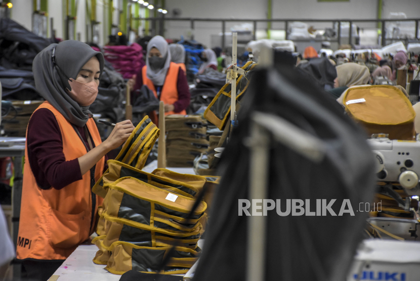 Pekerja memeriksa kualitas tas di Pabrik PT Eksonindo Multi Product Industry (EMPI). Kementerian Perindustrian (Kemenperin) menargetkan untuk bisa memenuhi 30 persen dari total kebutuhan SDM industri.