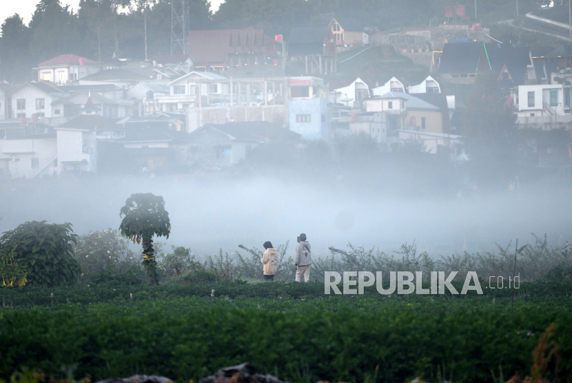 (ILLUSTRATION) Tourists walking during morning fog in Dieng area, Banjarengah Regency, Central Java.