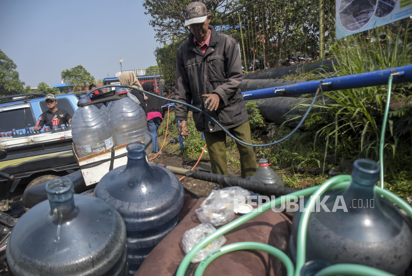 Warga mengisi air bersih ke dalam galon di PDAM Tirta Raharja, Kota Cimahi, Jawa Barat. Sebanyak 287.288 kepala keluarga di Jawa Barat mengalami kekurangan air bersih.