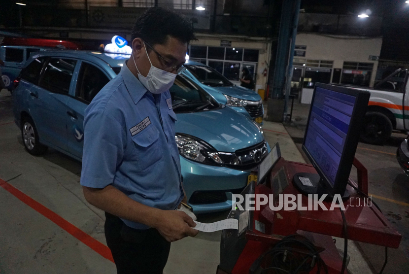 Pekerja melakukan perawatan terhadap armada taksi Bluebird di Kantor Pusat Bluebird Group, Mampang, Jakarta, Rabu (13/7/2022). Blue Bird akan membagikan 50 persen laba sebagai dividen tunai.