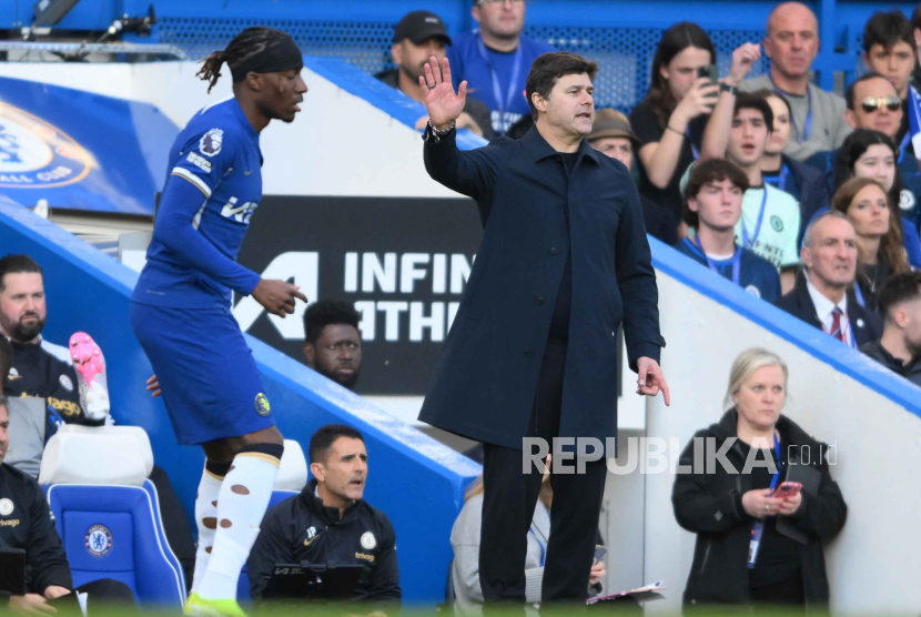  Chelsea manager Mauricio Pochettino gestures during the English Premier Leagu soccer match between Chelsea FC and Burnley FC in London, Britain, 30 March 2024.  
