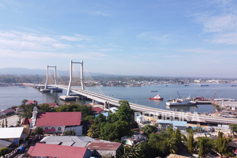 Foto udara Jembatan Teluk Kendari yang telah tuntas pembangunannya di Kendari, Sulawesi Tenggara, Rabu (21/10/2020). Wali Kota Kendari, Sulawesi Tenggara, Sulkarnain Kadir, mengatakan, banyak investor yang masuk di daerahnya saat merebak wabah pandemi Covid-19 sejak 2020.