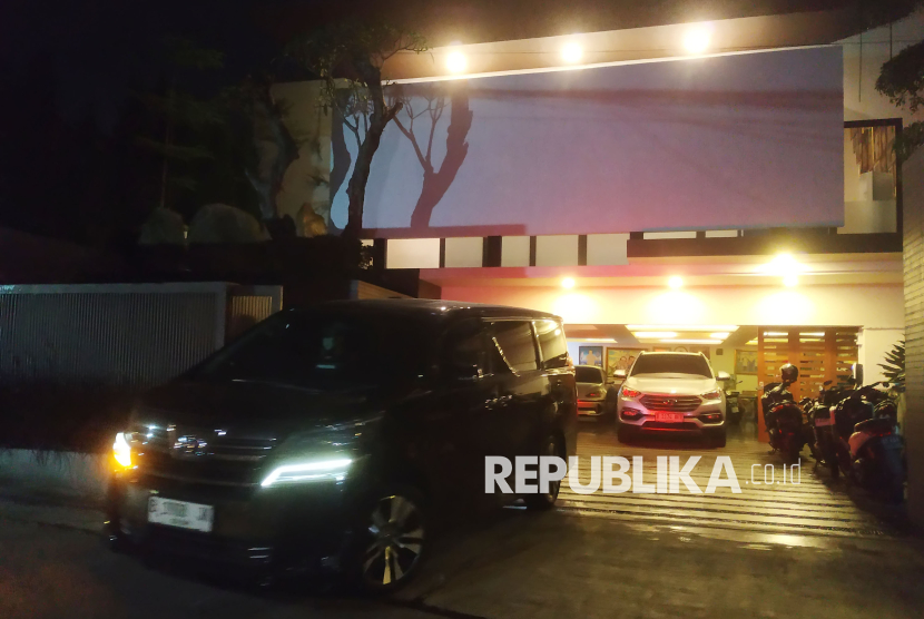 Sebuah mobil tampak keluar dari rumah Ridwan Kamil di Jalan Gunung  Kencana, Ciumbeuleuit, Kota Bandung