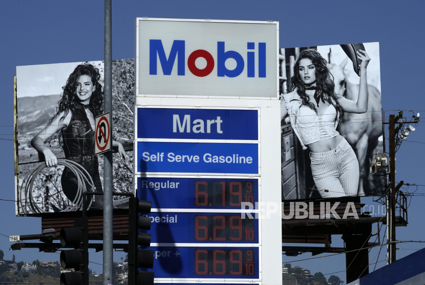  Harga bensin yang tinggi terlihat di sebuah pompa bensin Mobil menyusul invasi Rusia ke Ukraina di West Hollywood, California, Jumat, 25 Februari 2022.