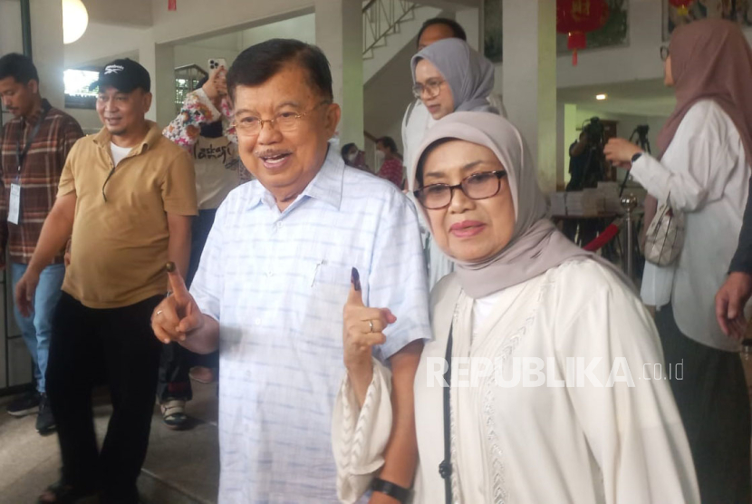 Wakil Presiden ke-10 dan ke-12 Jusuf Kalla bersama Ibu Mufida JK usai memberikan hak pilihnyanya pada Pemilu 2024 di TPS 03, RW 02, Kelurahan Pulo, Kebayoran Baru, Jakarta Selatan, Rabu (14/2/2024). 
