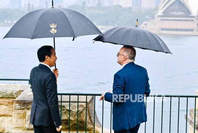 Perdana Menteri (PM) Australia, Anthony Albanese saat mengajak Presiden Jokowi Widodo (Jokowi) berkeliling di halaman belakang Admiralty House, Sydney, Selasa (4/7/2023).