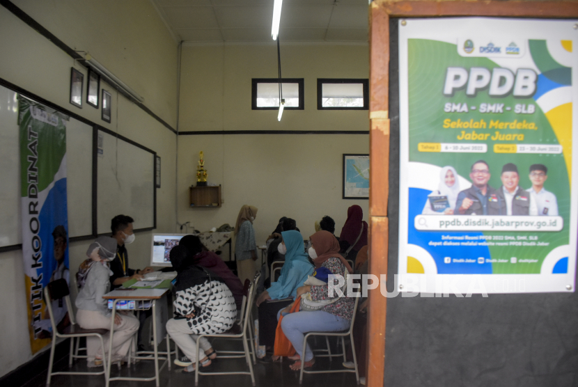 Sejumlah orangtua dan calon siswa melakukan penyerahan serta pemeriksaan berkas pendaftaran Penerimaan Peserta Didik Baru (PPDB) 2022 (ilustrasi). Pemerintah Provinsi Kepulauan Riau (Kepri) menegaskan tak ada lagi istilah sekolah favorit pada penerimaan peserta didik baru (PPDB) tahun pelajaran 2022/2023.