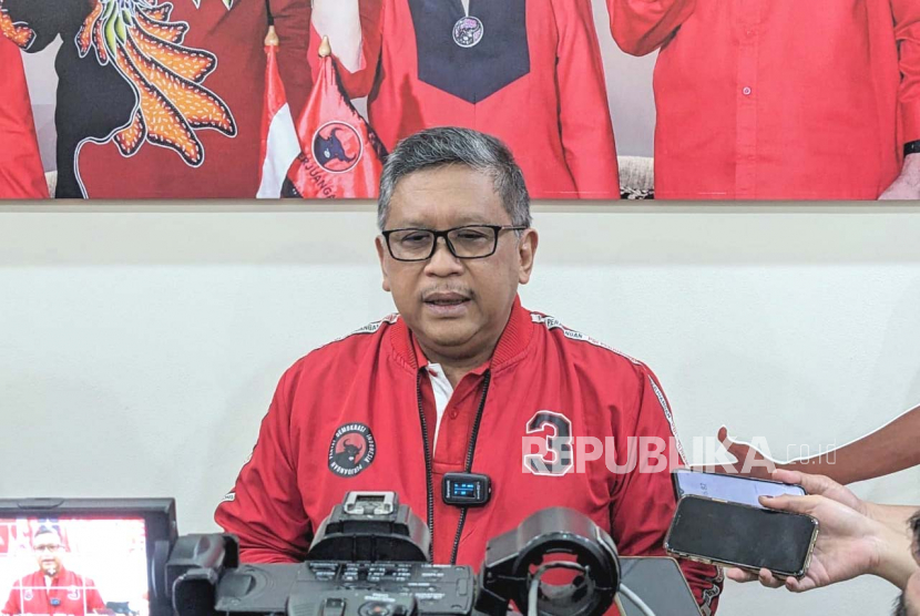 Sekretaris Jenderal Partai Demokrasi Indonesia Perjuangan (PDIP), Hasto Kristiyanto menanggapi peluang bergabungnya Partai Kebangkitan Bangsa (PKB) untuk mengusung Ganjar Pranowo sebagai bakal calon presiden (capres) di Rumah Aspirasi, Jakarta, Kamis (6/7/2023).