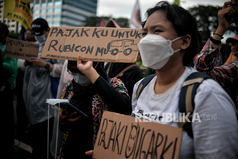 Massa dari berbagai elemen buruh, mahasiswa, masyarakat sipil dan pengemudi ojek online melakukan aksi mendorong pencabutan Perppu Cipta Kerja di depan Gedung DPR MPR RI, Senayan, Jakarta Pusat, Selasa (28/2/2023).ne dan RUU Masyarakat Adat.