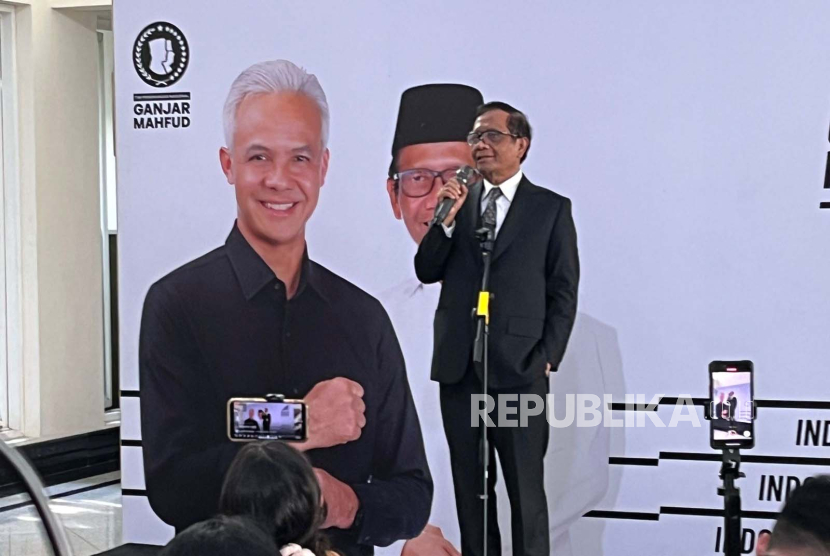 Calon wakil presiden (cawapres) nomor urut 3, Mahfud MD secara khusus mengucapkan selamat kepada Prabowo Subianto-Gibran Rakabuming Raka, di Posko Teuku Umar, Jakarta, Senin (22/4/2024). 