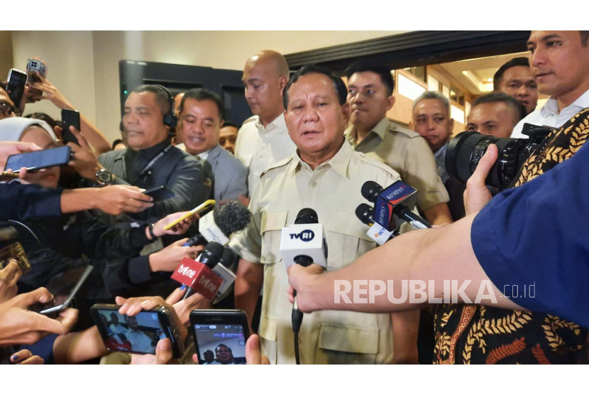 Capres Prabowo Subianto ketika diwawancarai wartawan usai menghadiri acara deklarasi dukungan dari Induk KUD di Hotel Milenium, Jakarta Pusat, Sabtu (4/11/2023) malam. 