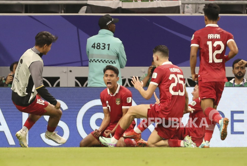 Pemain timnas Indonesia Marselino Ferdinand melakukan selebrasi seusai mencetak gol pada pertandingan sepak bola Grup D Piala Asia antara Indonesia dan Irak di Stadion Ahmad Bin Ali di Al Rayyan, Qatar, Senin (15/1/2024). Pada pertandingan itu Indonesia harus mengakui keunggulan Irak dengan skor 1-3. 