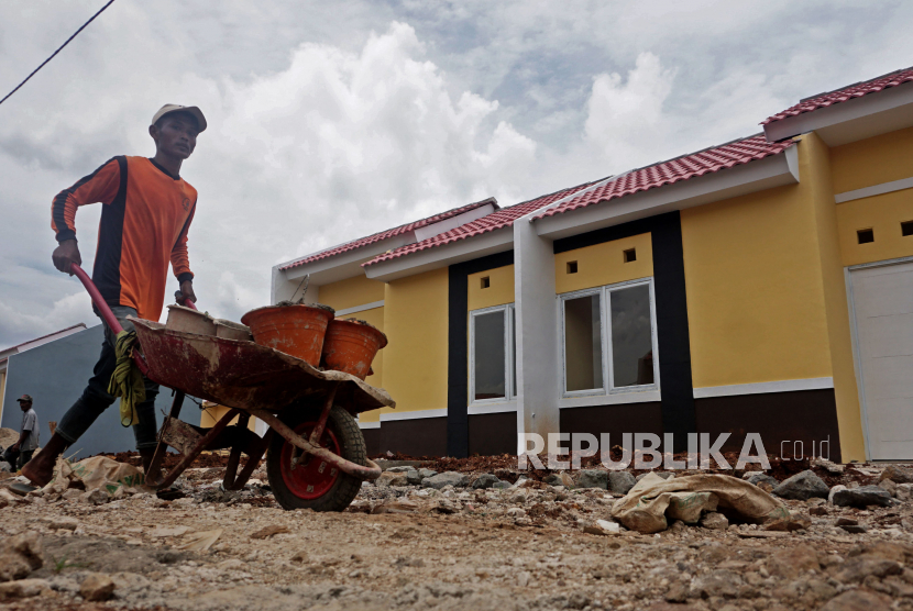 Pekerja menyelesaikan pembangunan rumah bersubsidi di Kawasan Ciseeng, Kabupaten Bogor, Jawa Barat, Selasa (7/2/2023). Ppada 2022, penyaluran KPR tumbuh 8 persen secara tahunan. 