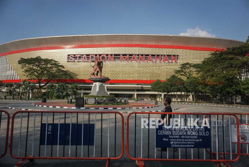 Warga melintas di kawasan Stadion Manahan, Solo, Jawa Tengah, Sabtu (27/6/2020). Stadion Manahan merupakan satu dari enam stadion yang ditetapkan Persatuan Sepakbola Seluruh Indonesia (PSSI) untuk diajukan ke FIFA sebagai venue Piala Dunia U-20 pada tahun 2021 mendatang. 