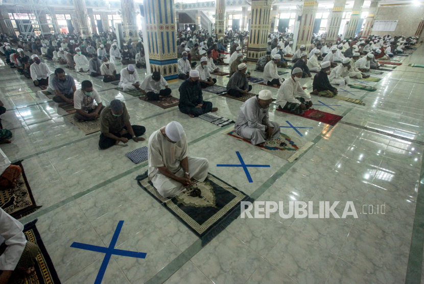 Kemenag Siapkan Pilihan Naskah Khutbah Jumat. Umat Islam mendengarkan khutbah sholat Jumat di Masjid Nurul Islam, Palangkaraya, Kalimantan Tengah.