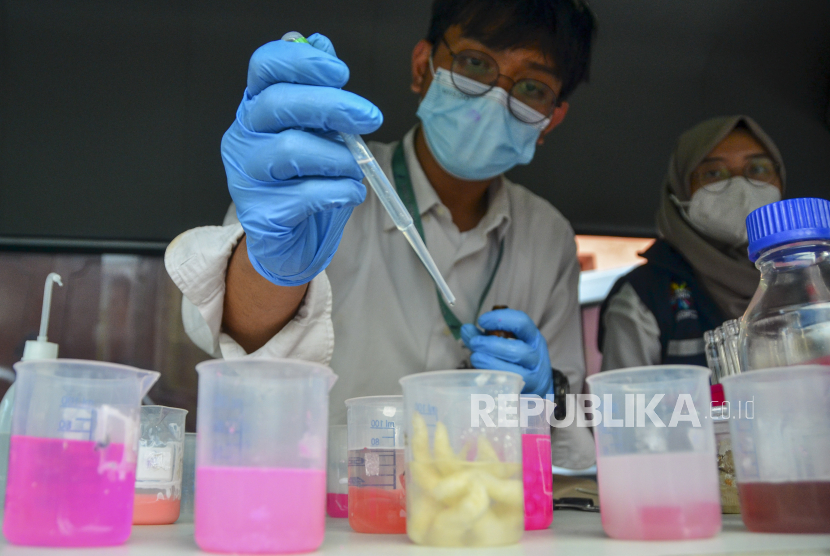 Petugas Loka Pengawas Obat dan Makanan (POM) Tasikmalaya memeriksa makanan takjil di dalam mobil laboratorium keliling di Pasar Sindangkasih, Kabupaten Ciamis, Jawa Barat, Selasa (12/4/2022). 