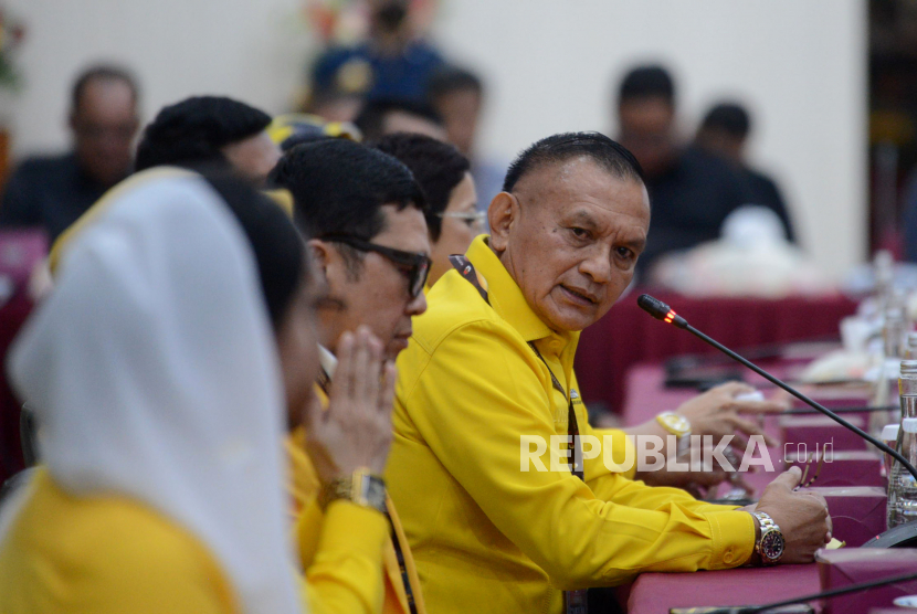 Sekjen Partai Golkar Lodewijk F Paulus memberikan sabutan sebelum menyerahkan berkas pengajuan bakal calon legislatif (bacaleg) Partai Golkar di Kantor KPU, Jakarta, Ahad (14/5/2023).