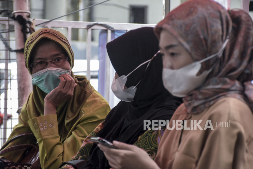 Warga menunggu giliran untuk menjalani vaksinasi Covid-19 dosis keempat (booster kedua) di UPTD Puskesmas Talagabodas, Lengkong, Kota Bandung, Jawa Barat, Kamis (2/3/2023). 