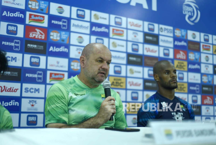  Prematch conference jelang laga Persib Bandung vs PSS Sleman di Stadion GBLA Bandung, Jumat (27/10/2023). Hadir sebagai narasumber Coach Bojan Hodak dan striker Persib David Da Silva (kanan).