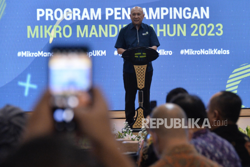 Menteri Koperasi dan UKM RI Teten Masduki memberikan sambutan saat acara Kick Off Program Pendampingan Mikro Mandiri di Kantor Kemenkop RI, Jakarta, Jumat (19/5/2023). 