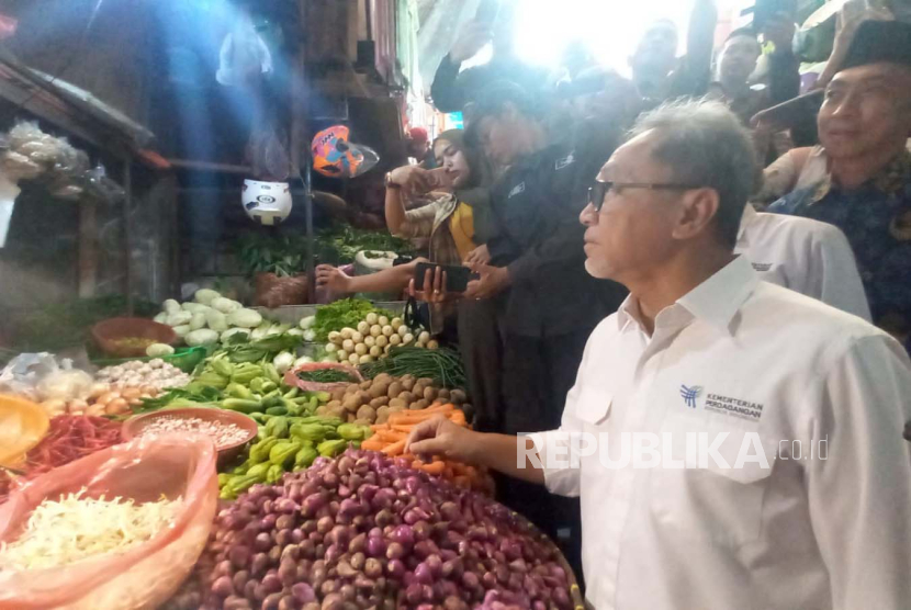 Menteri Perdagangan Zulkifli Hasan melakukan pengecekan harga bahan pokok di Pasar Anyar, Kecamatan Bogor Tengah, Kota Bogor, Senin (18/3/2024). 