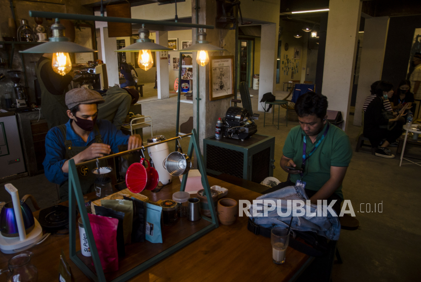 Pedagang meracik kopi di salah satu kios di Ruang Kreatif The Hallway Space Pasar Kosambi, Bandung, Jawa Barat (ilustrasi). Kajian InJabar menyebut, ekonomi Jabar dapat kembali normal pascapandemi Covid-19 pada 2025.
