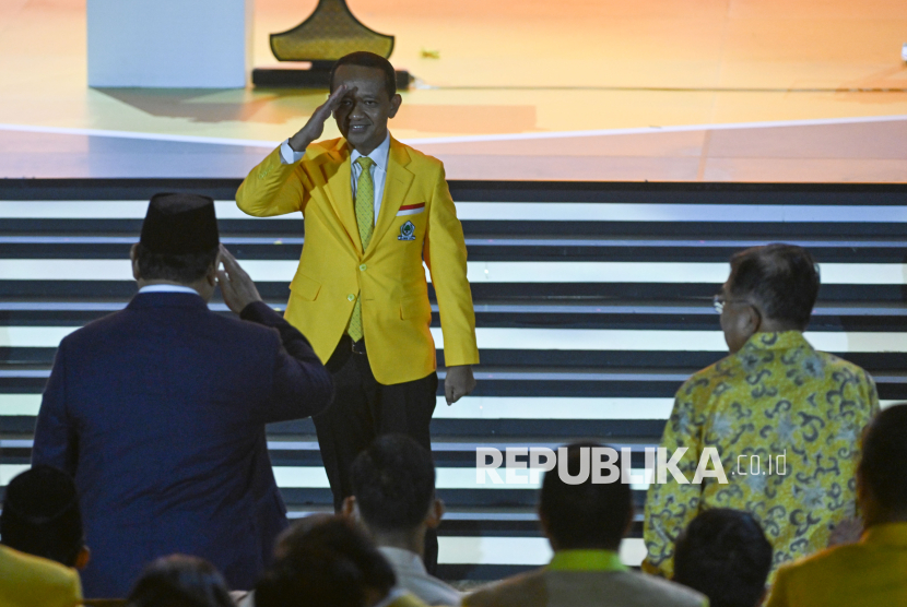 Ketua Umum Partai Golkar Bahlil Lahadalia (tengah) memberikan hormat kepada Presiden Prabowo Subianto (kiri) dan Wapres ke-10 dan ke-12 Muhammad Jusuf Kalla (kanan) usai menyampaikan pidato dalam peringatan puncak HUT ke-60 partai yang ia pimpin di Sentul, kabupaten Bogor, Jawa Barat, Kamis (12/12/2024). Peringatan HUT partai berlambang pohon beringin tersebut membawa tema Golkar Solid Untuk Indonesia Maju. 