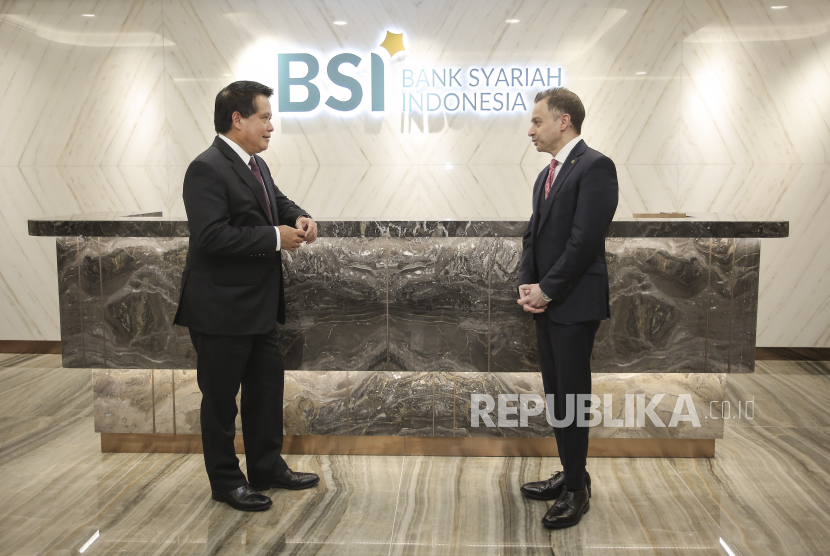 Direktur Utama Bank Syariah Indonesia (BSI) Hery Gunardi (kiri) berbincang dengan Group Chief Executive Officer (CEO) Dubai Islamic Bank (DIB) Adnan Chilwan (kanan) usai melakukan pertemuan di Jakarta, Rabu (3/3/2021). Pertemuan tersebut membahas peluang kerja sama dan pengembangan bisnis antara Dubai Islamic Bank (DIB) dan Bank Syariah Indonesia (BSI) sebagai bank syariah terbesar di Indonesia.