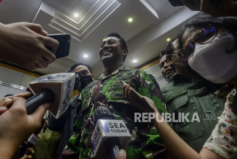 Kepala Staf Angkatan Darat (KSAD) Jenderal Andika Perkasa dilantik menjadi Panglima TNI.