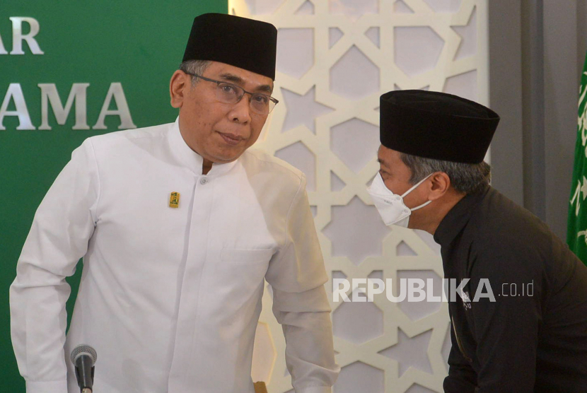 Ketua Umum Pengurus Besar Nahdlatul Ulama (PBNU) Yahya Cholil Staquf (kiri). Soal Qariah Disawer Uang, Gus Yahya: Sangat tidak Sopan