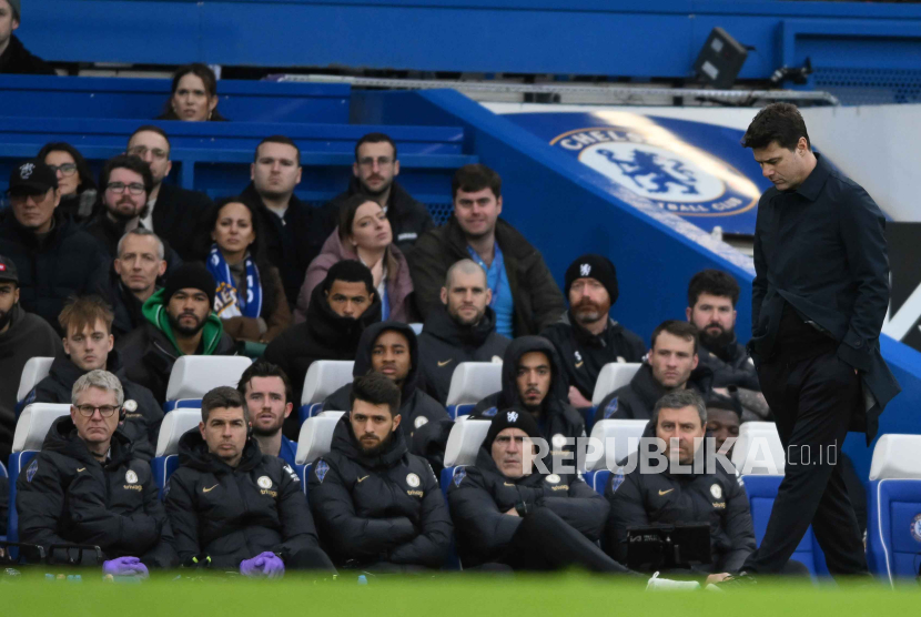 Pelatih Chelsea Mauricio Pochettino tertunduk dalam laga timnya melawan Wolverhampton Wanderers (Wolves) di Stamford Bridge dalam lanjutan Liga Primer Inggris. Chelsea kalah 2-4.