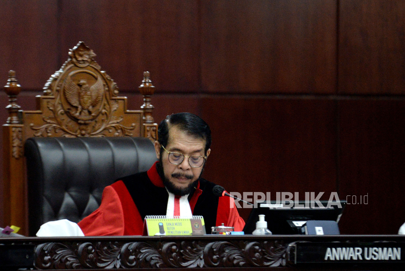 Ketua Mahkamah Konstitusi Anwar Usman memimpin sidang pembacaan putusan UU Pemilu di Ruang Sidang Pleno Gedung MK, Jakarta,  Senin (23/10/2023).