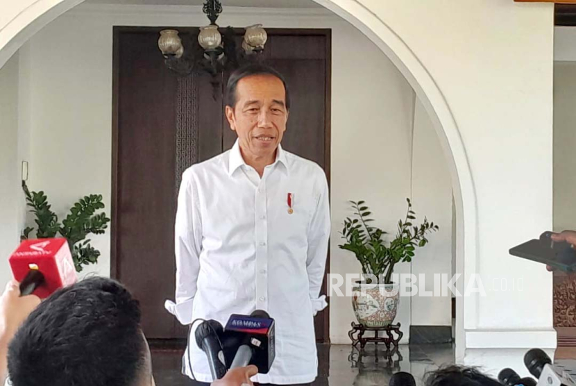 Presiden Jokowi saat memberikan keterangan pers soal Mentan SYL di depan Kantor Presiden, Jakarta, Jumat (6/10/2023).