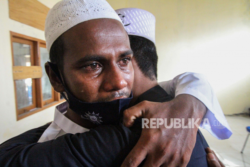 Pengungsi Rohingya saling berpelukan dan menangis usai melaksanakan shalat Idul adha 1441 H di Balai Latihan Kerja (BLK) Desa Mee Kandang, Lhokseumawe, Aceh, Jumat (31/7/2020). 