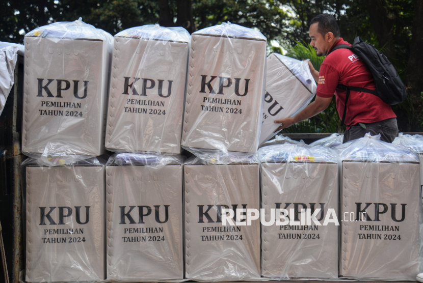 Petugas membawa logistik pilkada 2024 untuk didistribusikan. KPU Lombok Tengah telah menetapkan hasil perolehan suara pilbup dan pilgub.