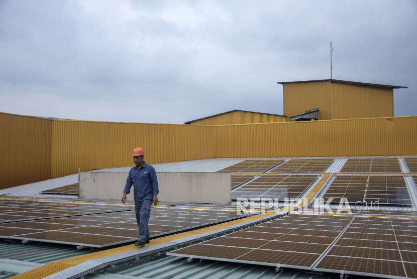 Petugas beraktivitas di dekat panel surya di atap Trans Studio Mall Bandung, Bandung, Jawa Barat, Selasa (28/11/2023). 