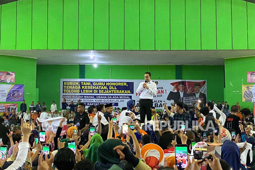 Capres nomor urut 1 Anies Baswedan saat berkampanye di GOR Ciceri, Serang, Banten, Kamis (21/12/2023). 