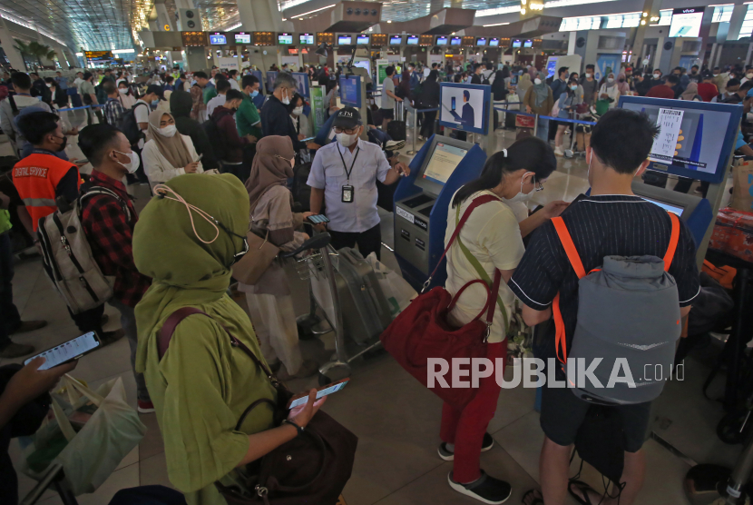 Sejumlah calon penumpang antre untuk lapor diri secara mandir di Terminal 3 Bandara Sekarno Hatta, Tangerang, Banten, Rabu (19/4/2023). PT Angkasa Pura II selaku pengelola Bandara Soekarno Hatta memprediksi puncak arus mudik lewat bandara Soetta terjadi mulai H-3 atau Rabu (19/4) dengan pergerakan pesawat yang terjadwal mencapai 1.138 penerbangan dengan total penumpang 164.575 hingga H-1 atau Jumat (21/4). 