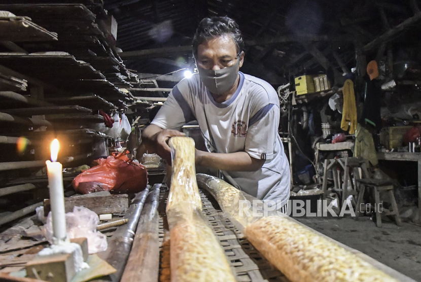 Pekerja memproduksi tempe di Bekasi, Jawa Barat, Minggu (3/1/2020). Sejumlah produsen tahu dan tempe kembali berproduksi setelah sebelumnya melakukan aksi mogok selama tiga hari karena harga kedelai di pasaran yang naik dari harga Rp 7.000 per kilogram menjadi Rp.9.000 per kilogram.