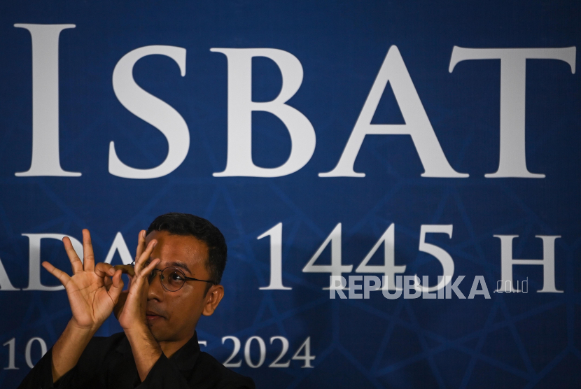 Sign language translator delivered a message from Religious Affairs Minister Yaqut Cholil Qoumas regarding the results of the Isbat Session Establishing 1 Ramadan 1445 Hijri at the Ministry of Foreign Affairs Office, Jakarta, Sunday (10/3/2024). The government decreed that 1 Ramadan 1445 H falls on Tuesday, March 12, 2024 after the results of the Ministry of Foreign Affairs at 134 points in Indonesia declared that they could not see the crescent.