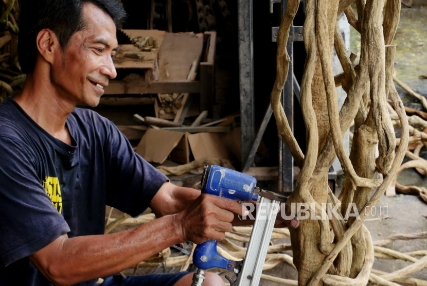Pengerajin membuat kerajinan stand deco di Kasongan, Bantul, Daerah Istimewa Yogyakarta (ilustrasi).