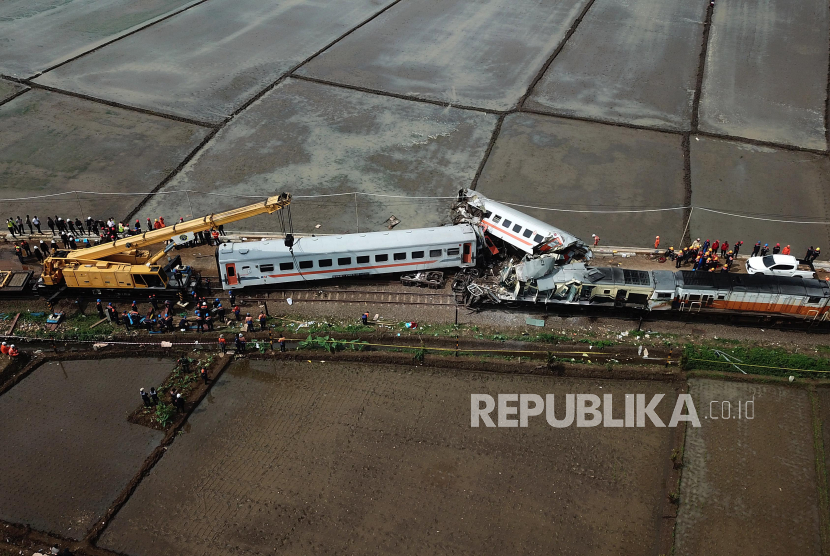 Foto udara proses evakuasi kereta api lokal Bandung Raya yang bertabrakan dengan kereta api Turangga di Cicalengka, Kabupaten Bandung, Jawa Barat, Jumat (5/1/2024). PT KAI menyatakan 4 orang meninggal dunia akibat kecelakaan tersebut. Penyebab kecelakaan hingga kini masih dalam proses penyelidikan. 