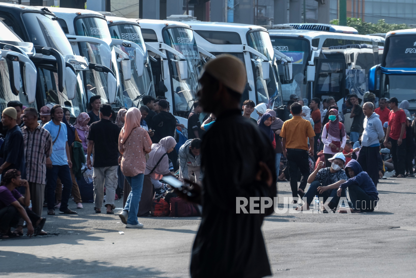 Pemudik menunggu pemberangkatan bus (ilustrasi). Jumlah penumpang arus balik di Terminal Rajekwesi Bojonegoro, Jawa Timur, mengalami peningkatan hampir 100 persen.