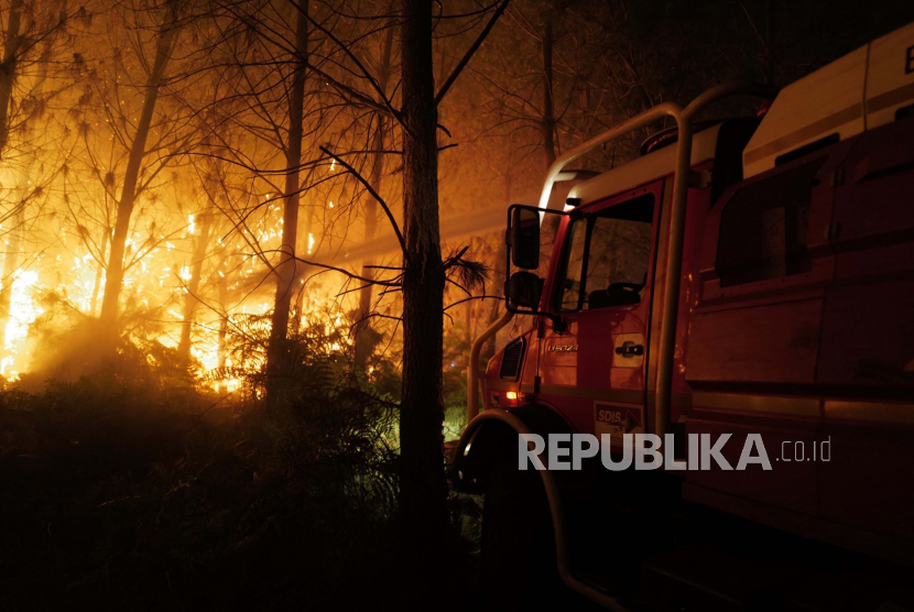  Foto ini disediakan oleh pemadam kebakaran wilayah Gironde (SDIS 33) menunjukkan petugas pemadam kebakaran bekerja melawan kebakaran hutan di dekat Landiras, Prancis barat daya, Sabtu 16 Juli 2022. Petugas pemadam kebakaran berjuang untuk menahan kebakaran hutan di Prancis dan Spanyol saat Eropa layu di bawah ekstrem yang luar biasa gelombang panas yang oleh pihak berwenang dikaitkan dengan peningkatan kematian yang berlebihan.