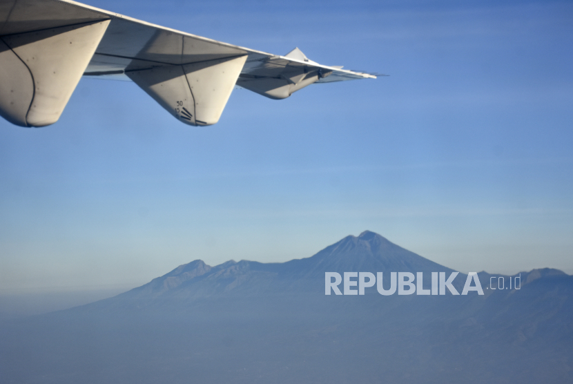 Foto udara puncak Gunung Rinjani di Lombok Timur, NTB.