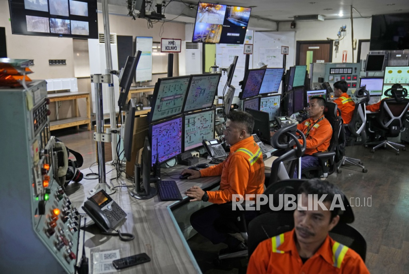 Pekerja di ruang kontrol PT Vale Indonesia (ilustrasi).